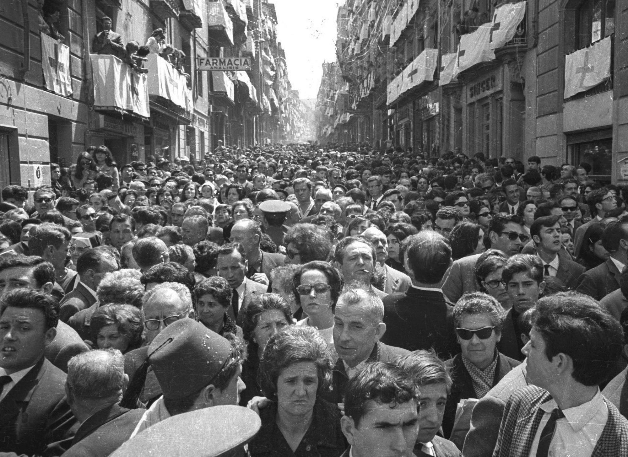 Calle San Nicolás el día grande de las fiestas de Moros y Cristianos de Alcoy, en 1968