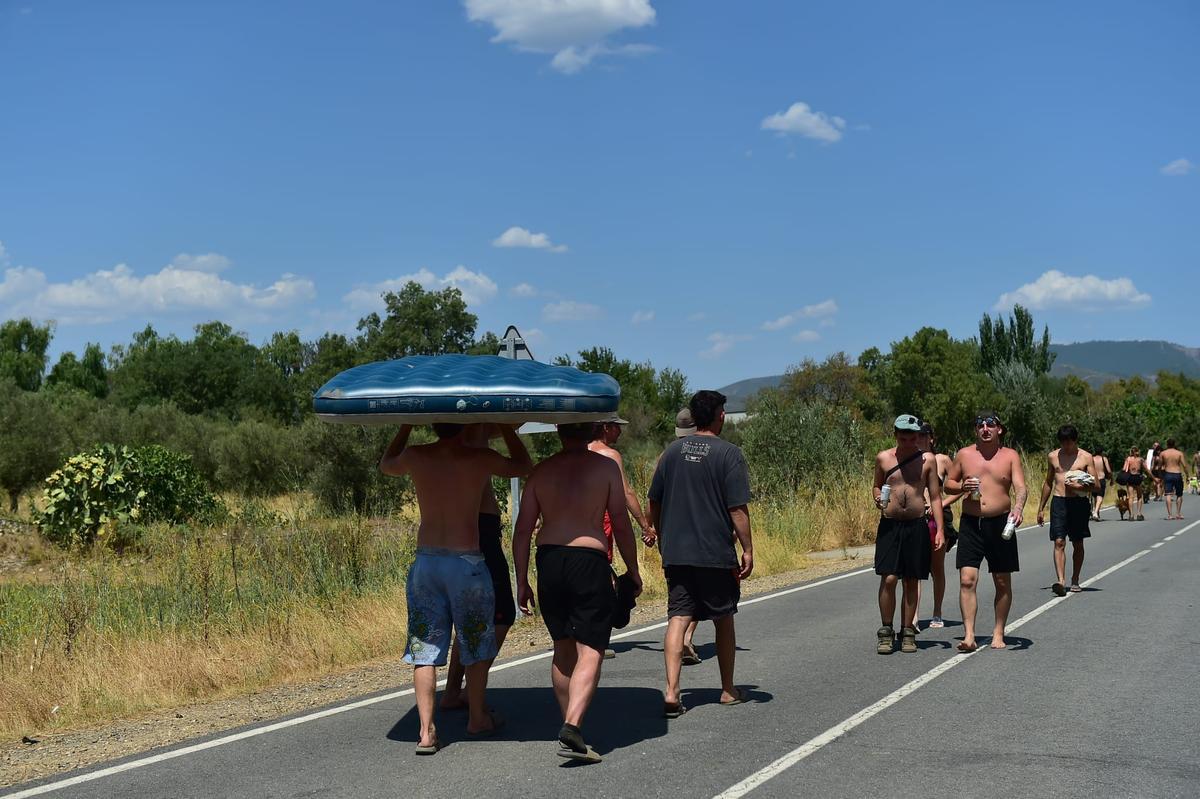 Fotogalería | Las imágenes de la macrofiesta ilegal en la Granja de este lunes