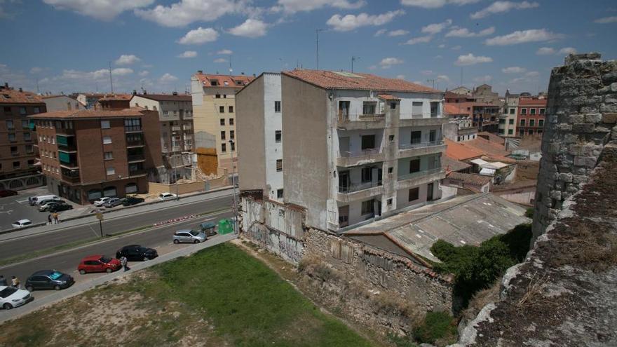 Edificio número 11 de la avenida de la Feria que será derribado para la liberación de la muralla.