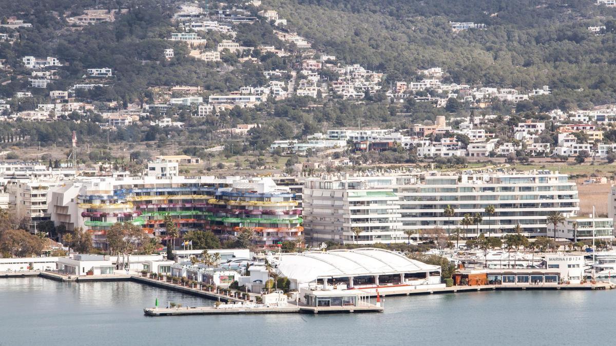 Los hoteles de detrás de la Marina Ibiza en una imagen de archivo.