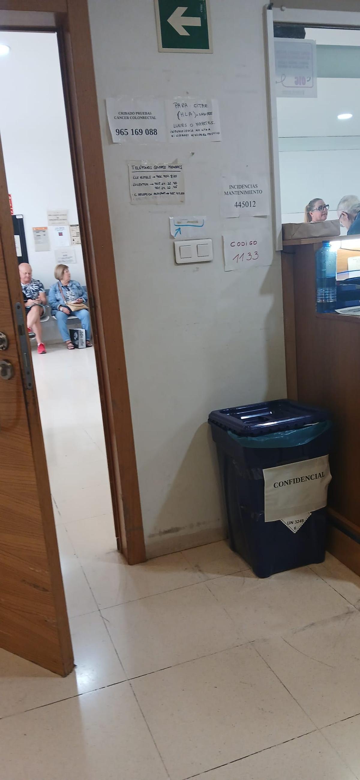 Una papelera con documentos en un centro de salud de Alicante