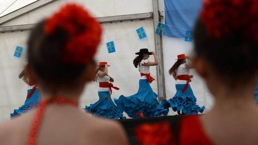 Una de las actuaciones de sevillanas en Rioturbio.