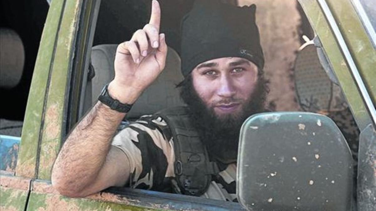 En Siria 8 Un combatiente del Estado Islámico en las afueras de Kobani, ayer.