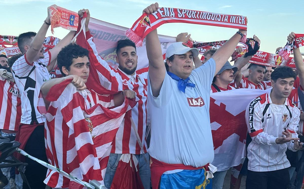 Seguidores del Sporting, llegando al estadio del Espanyol.