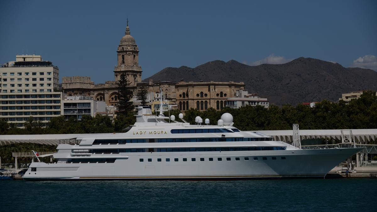 El yate de lujo Lady Moura, atracado en el Muelle 2 del Puerto de Málaga.