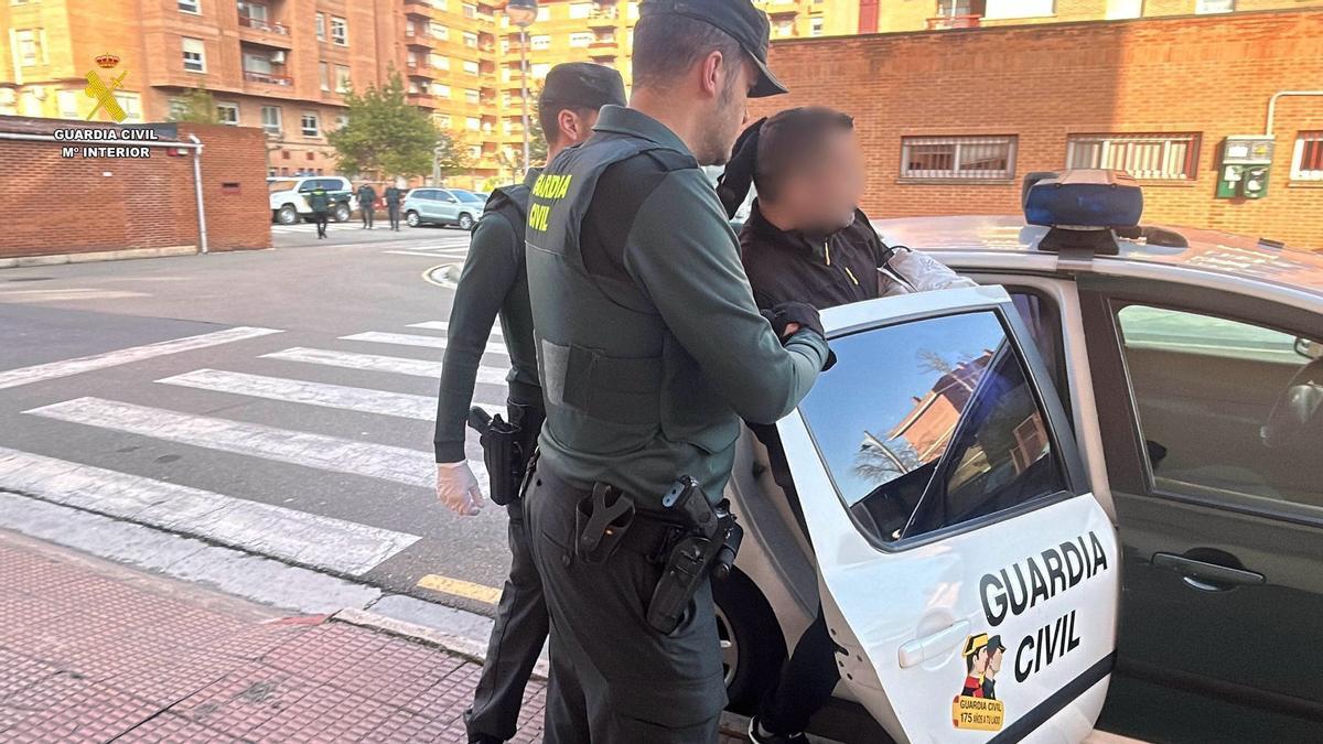 La Guardia Civil detiene en La Rioja un varón por violencia de género, tras arrojarse su pareja por una ventana