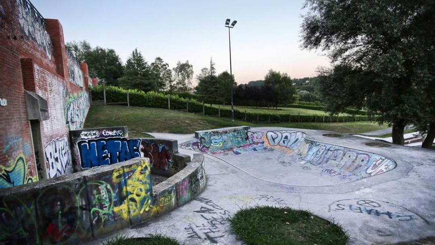 Aspecto que presentaba ayer la pista de patinaje del Parque de Invierno.