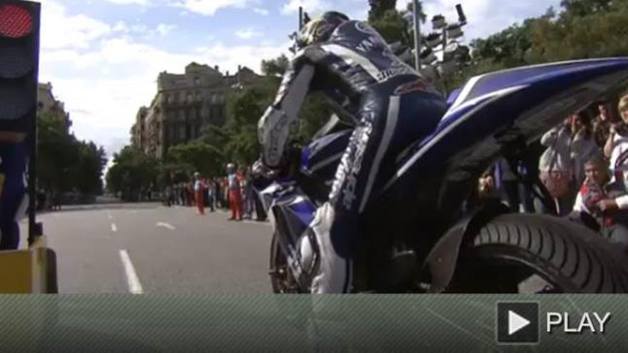 Lorenzo irrumpe con su moto en la Sagrada Familia