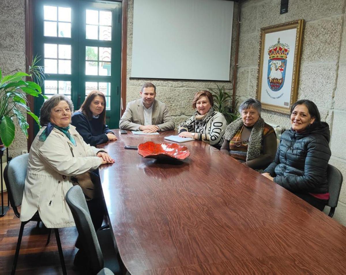 Encuentro de la asociación con el regidor local. | CEDIDA
