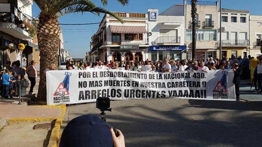 1.500 personas se manifiestan y cortan la N-430 para reclamar la autovía Extremadura-Levante