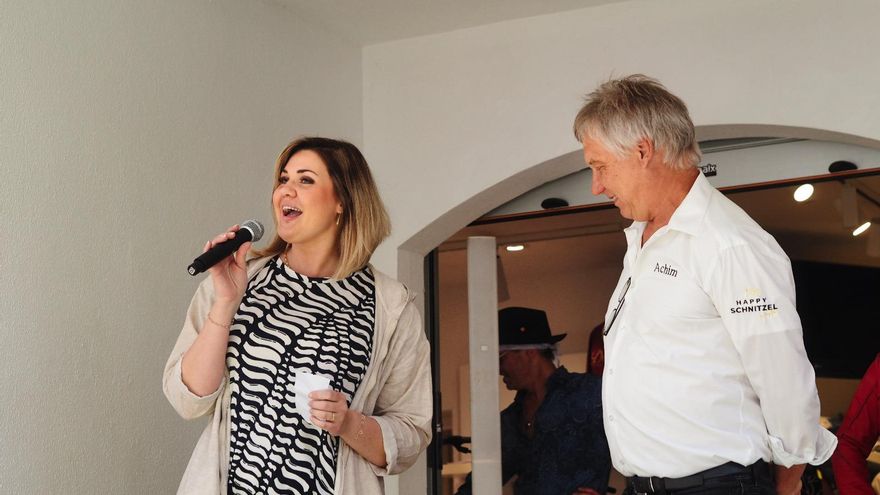 &quot;Goodbye Deutschland&quot;-Auswanderer in Cala Millor: So lief das Opening des Gemeinschaftsgeschäftes von Jenny &quot;Delüx&quot; und Achim Thiesen