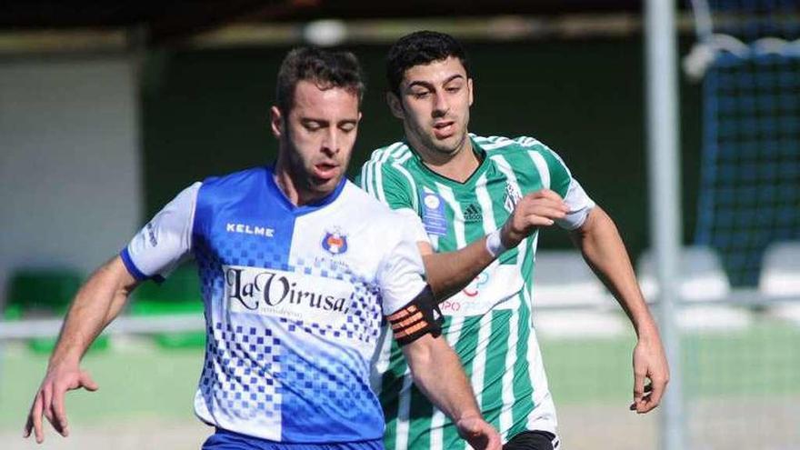 Ginés conduce el balón perseguido por el lenense Madeira.