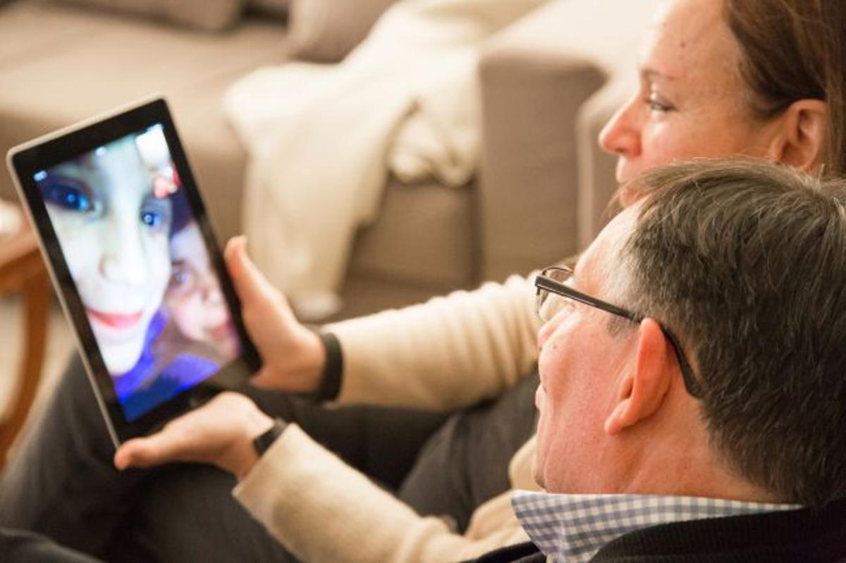 Modos de conectar con los amigos y familia: Skype,Hang Out, Whatsapp con vídeo, que permite hasta 4 personas.