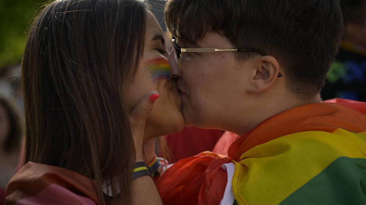 Pamplona: Menschen küssen sich auf der Pride-Parade.