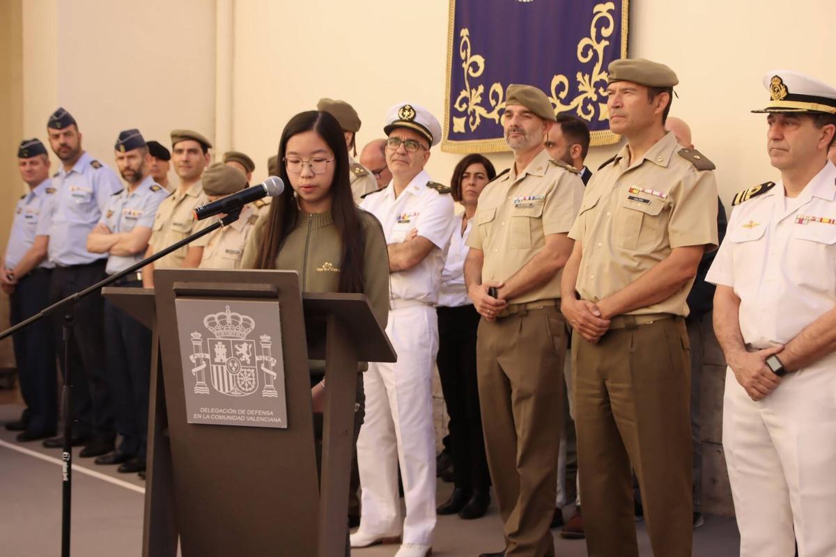 Acto de entrega de diplomas a los tres estudiantes de Secundaria finalistas de la edición valenciana de la 13º concurso Carta a un militar español, con izado de bandera en la Delegación de Defensa y visita guiada al Museo Histórico Militar de València.