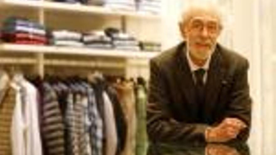 Carles Falcó, fotografiat a la botiga de roba que regenta a l&#039;Eixample de Girona.