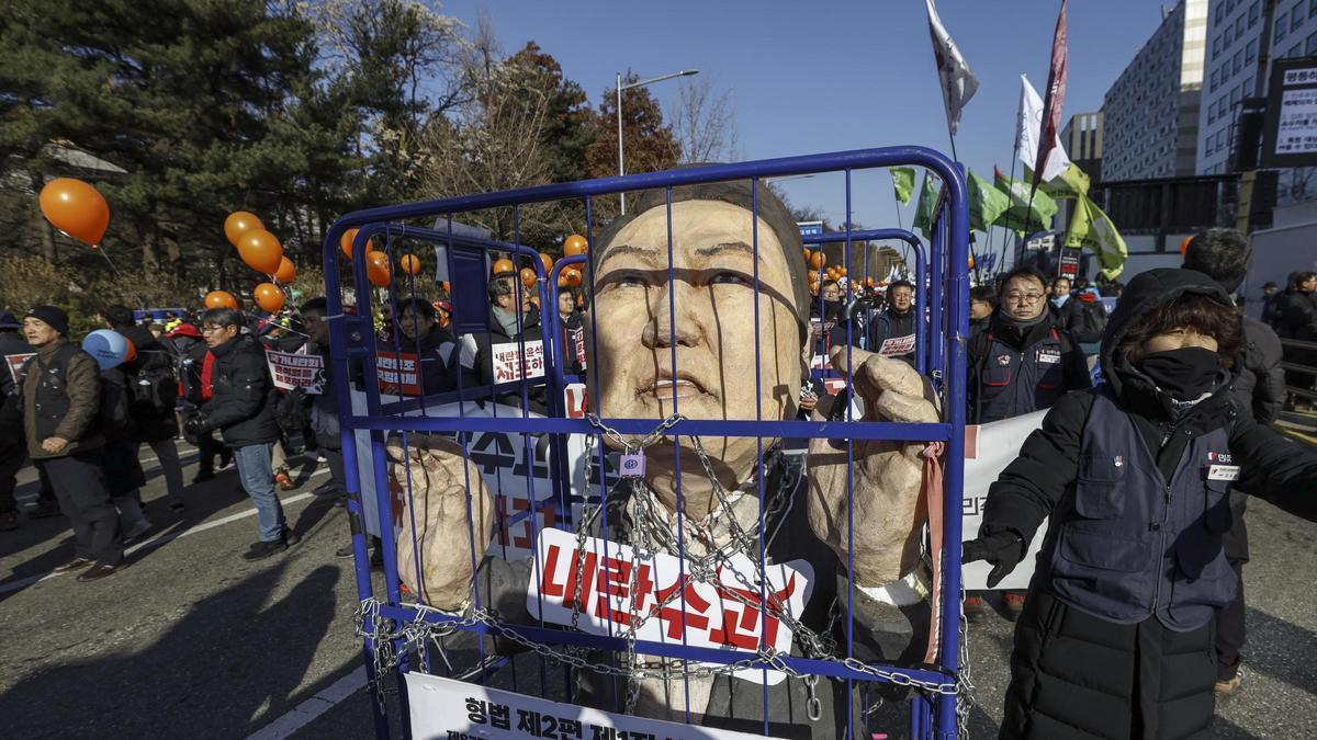 Los manifestantes realizan una protesta exigiendo el juicio político del presidente surcoreano Yoon Suk Yeol fuera de la Asamblea Nacional en Seúl