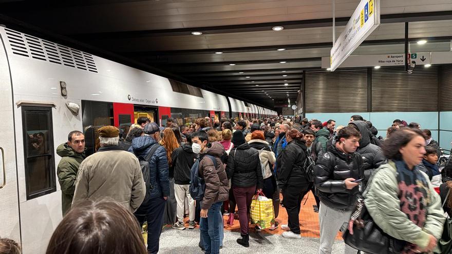 Overcrowded Platforms on the First Day Back from Holidays Due to Metro Breakdown - Levante-EMV