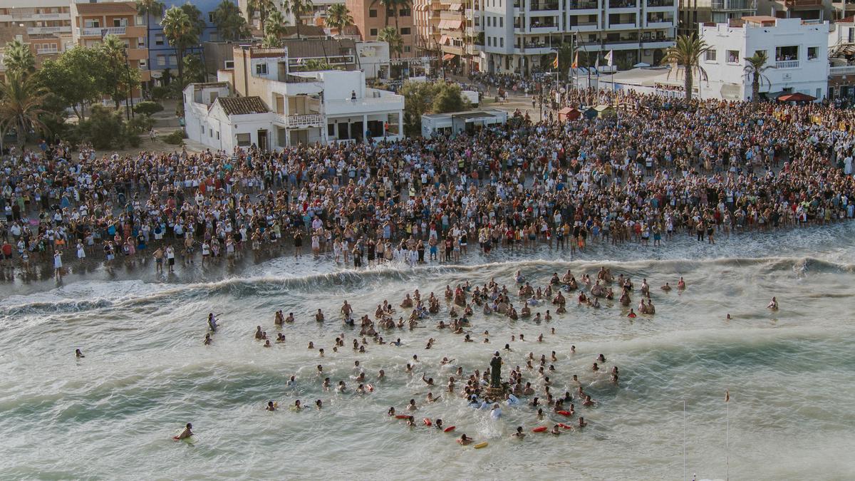 Imagen aérea de la llegada de la patrona de la localidad, Santa María Magdalena, que reunía a miles de personas.