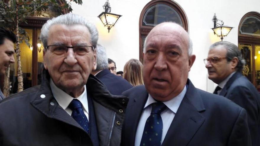 El presidente de honor con José López, de Arom, su primer cliente.