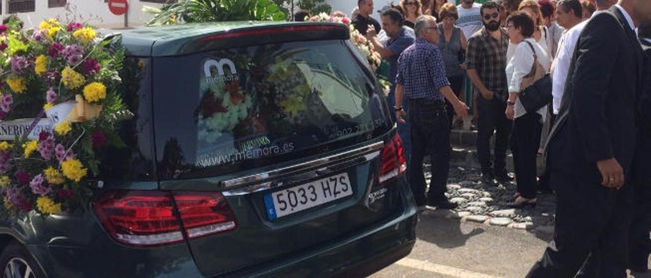 El coche fúnebre con los restos mortales de Luis Morales Padrón, ayer, en el exterior del Hospital Insular, antes de partir hacia el cementerio de San Román.