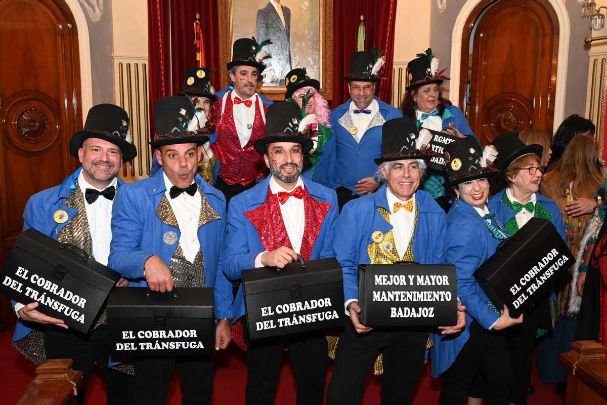 Hasta el consistorio se disfraza en el Carnaval de Badajoz.