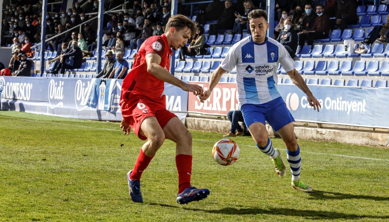 El Alcoyano derrota al Sevilla Atlético gracias a un doblete del central en los diez primeros minutos