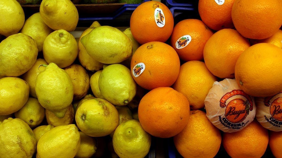 Naranjas y limones en un mercado.