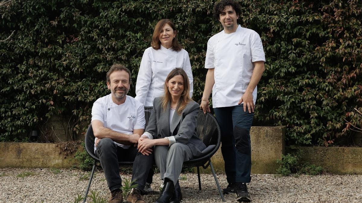 Chus Manzano, a la derecha de pie, junto al resto de la familia de Casa Marcial.