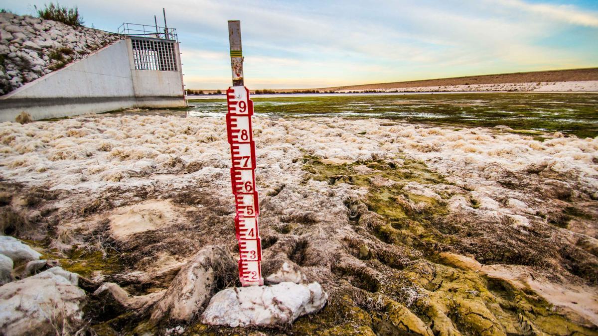 La Balsa de San Diego de Villena solo recibió agua del Júcar en las pruebas iniciales al comprobarse que tenía fugas importantes.