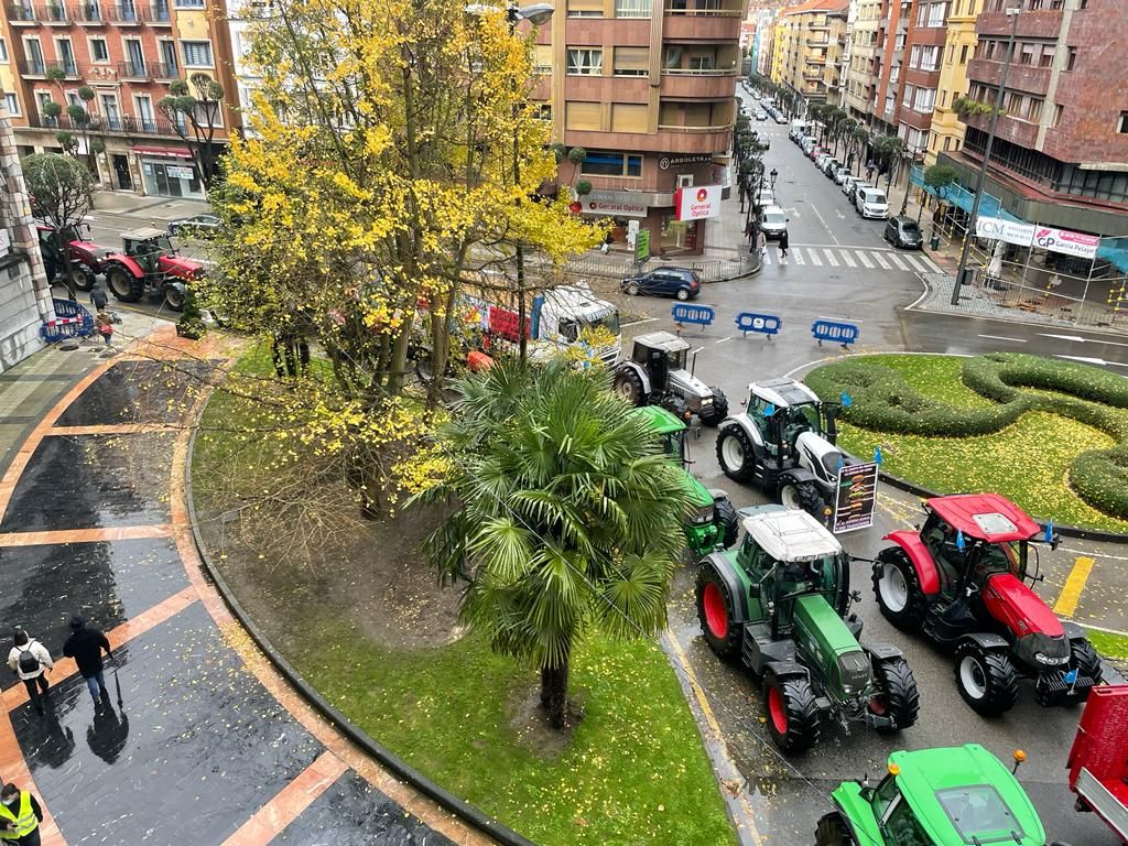 Tractorada en Oviedo de los trabajadores del campo asturiano: "No podemos más"