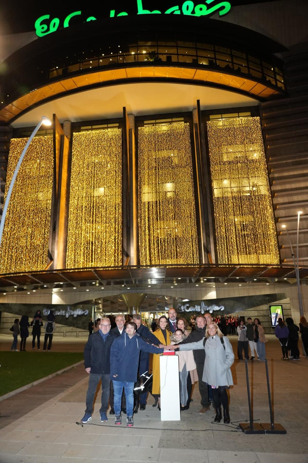 Así ha quedado el edificio con las luces de Navidad.