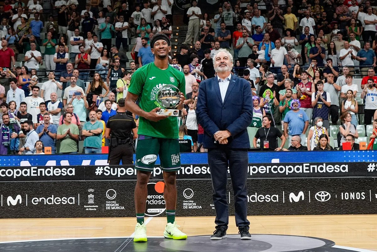 Kameron Taylor, con el trofeo.