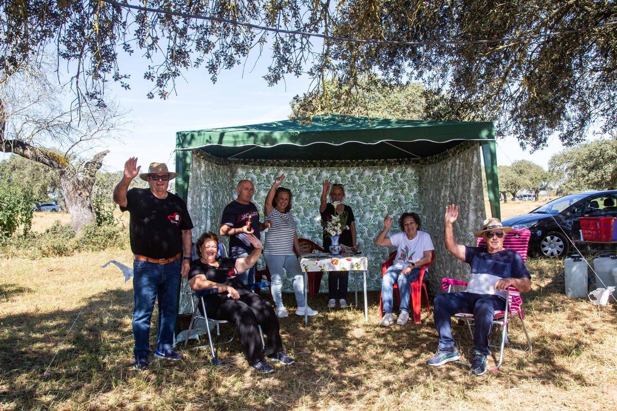 Un grupo de matrimonios de Valdebotoa disfruta de su acampada junto a la ermita de Bótoa.