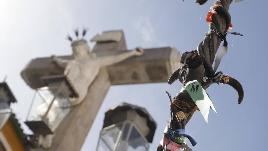 El Cristo de los Faroles de Córdoba recupera su aspecto original tras la limpieza de candados y pulseras acumulados en sus rejas