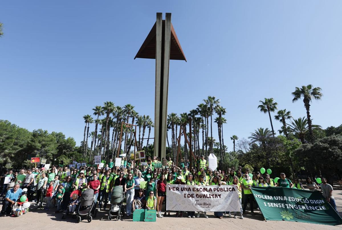 Foto de grupo en el monumento central del Parc de l'Alquenència.