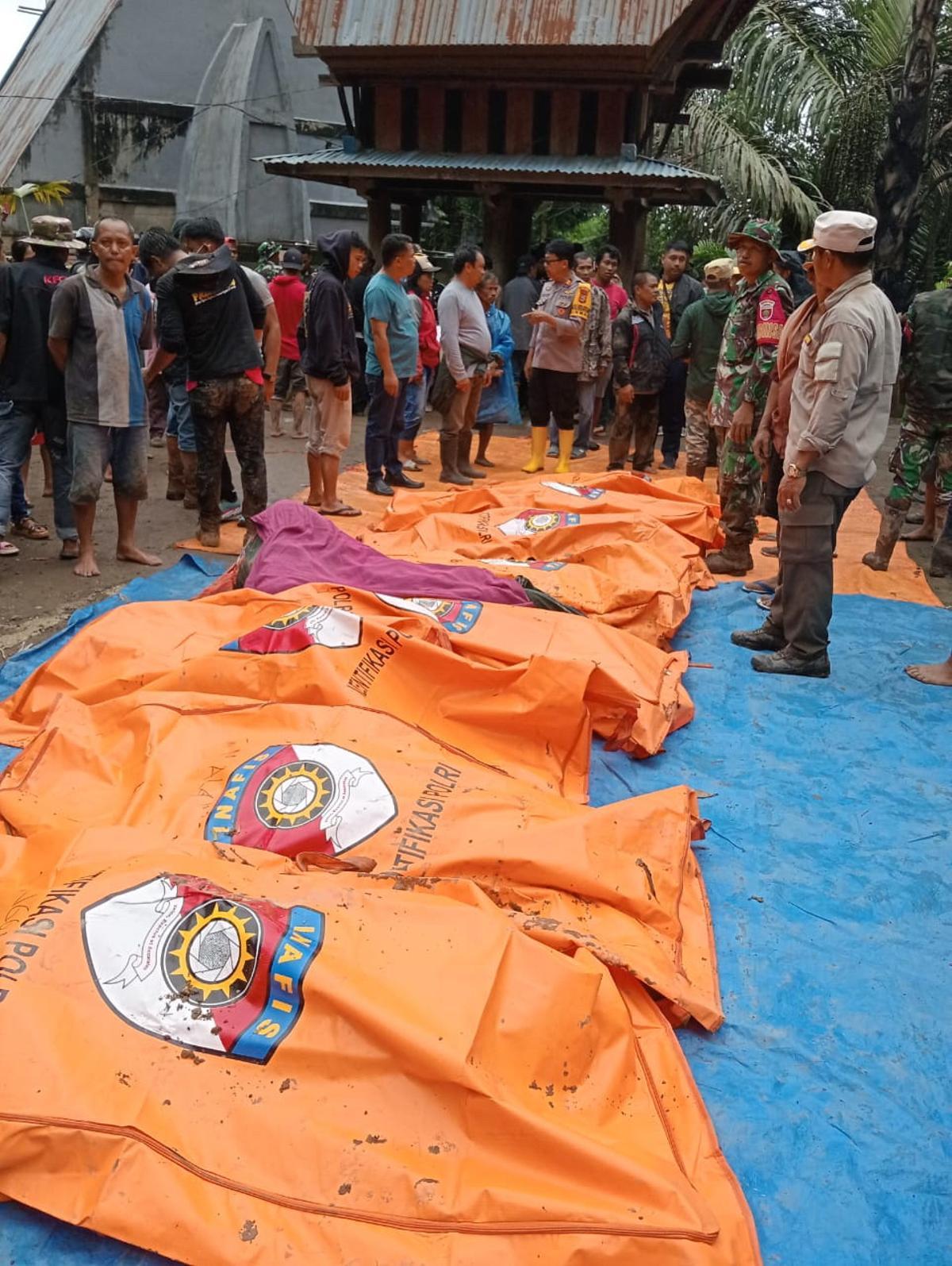 Mueren 19 personas por desprendimientos de tierra en Indonesia