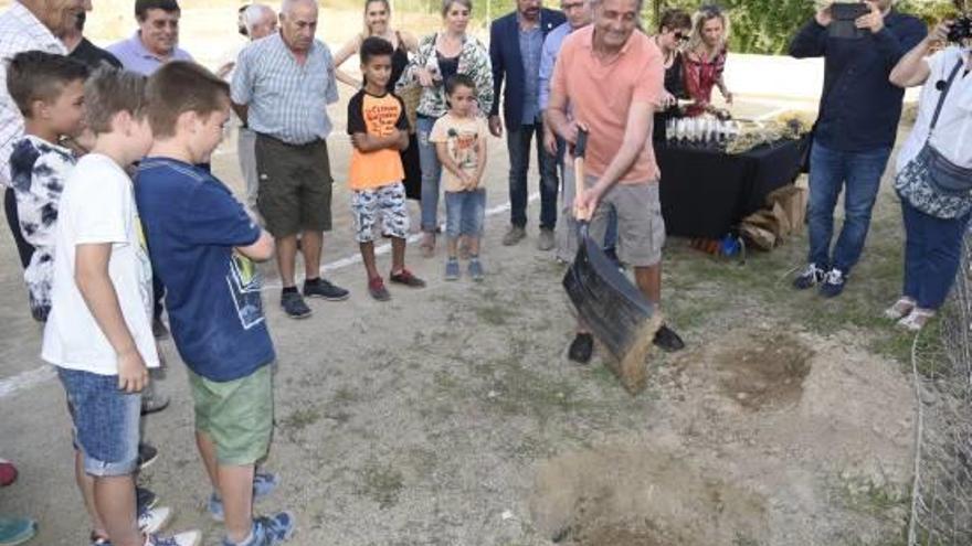 Un dels moments amb més participació va ser quan es va col·locar la primera pedra del nou camp