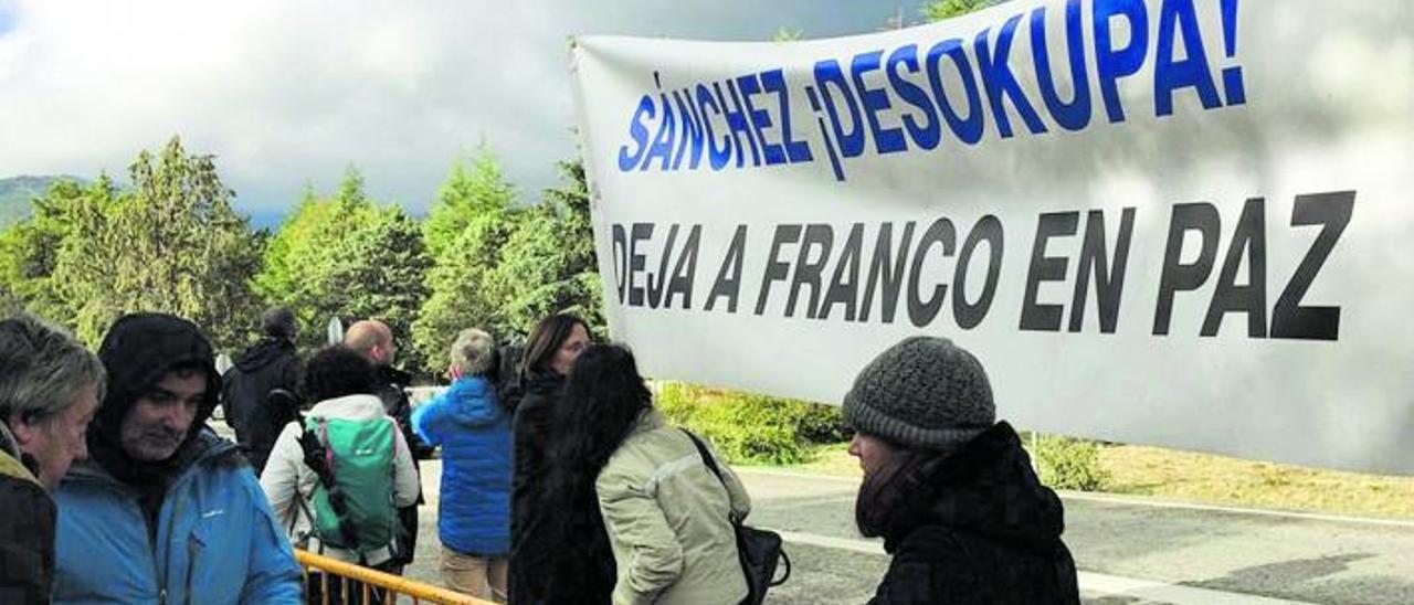 Un grupo de manifestantes instala 
una pancarta contra la exhumación 
de Francisco Franco a la puerta 
del Valle de los Caídos en la mañana 
del día en que se llevó a cabo, 
el 24 de octubre de 2019. j.j.f.