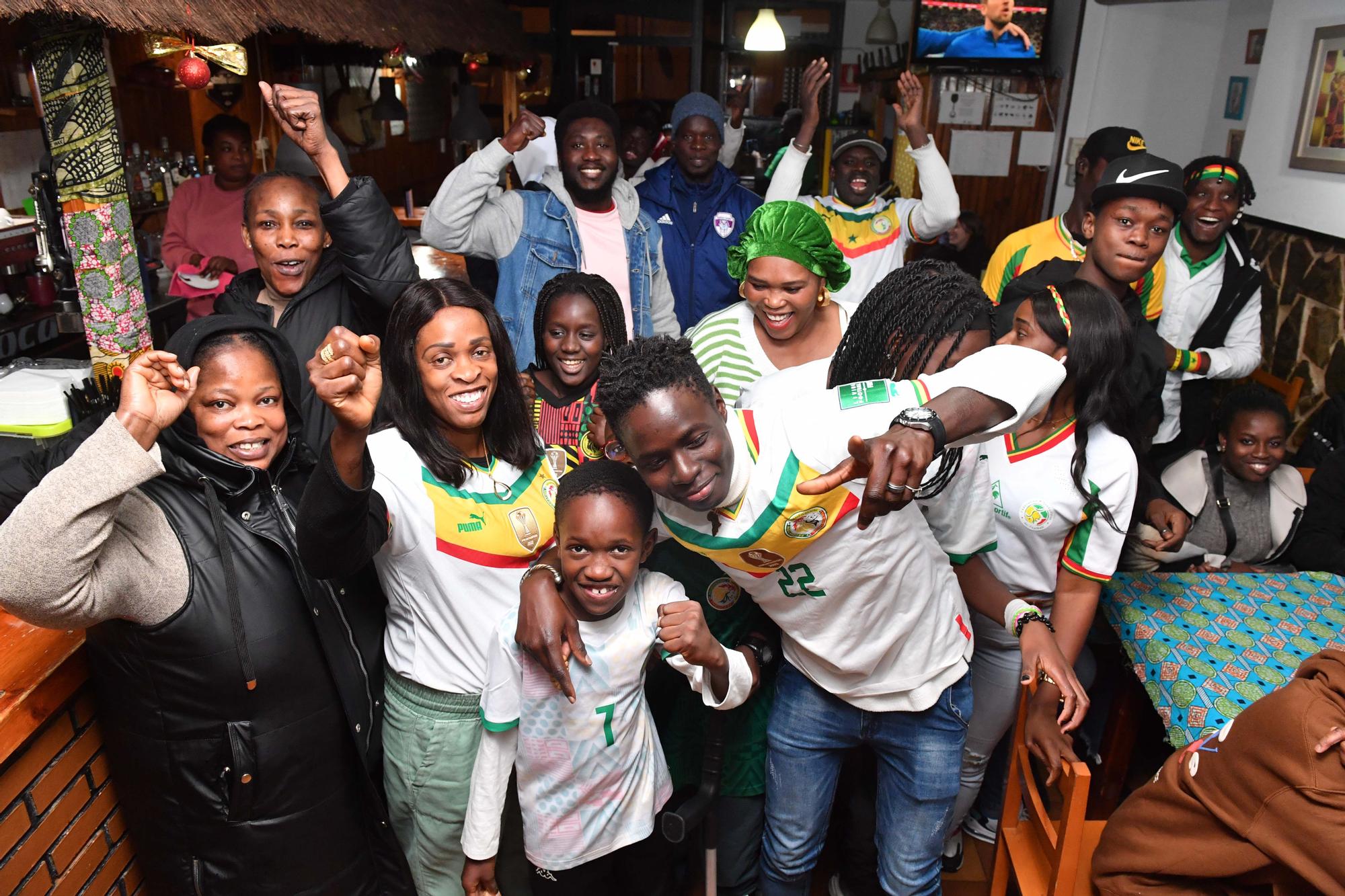 Senegaleses en A Coruña se reúnen en el Agra para ver el partido Senegal-Inglaterra en el Mundial de Qatar