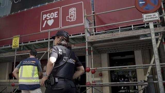 Dos agents de la Policia Nacional davant la seu del PSOE al carrer Ferraz, de Madrid. | JOSÉ LUIS ROCA.