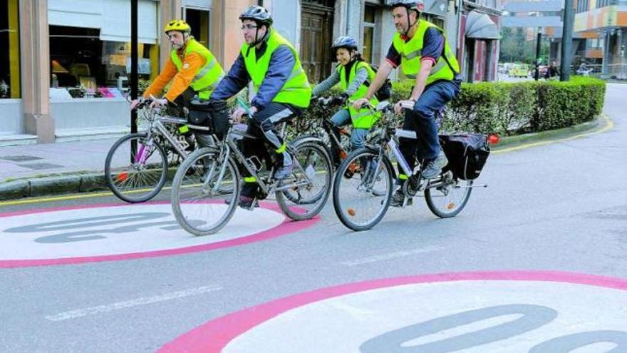 Ciclistas por la calle Campomanes de Oviedo, donde se implantó el límite a 30 por hora en diciembre.