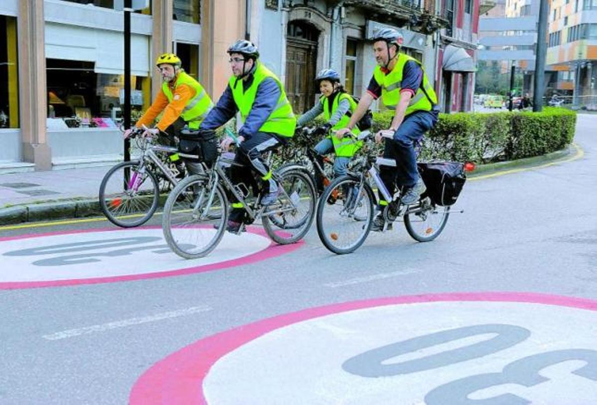 Ciclistas por la calle Campomanes de Oviedo, donde se implantó el límite a 30 por hora en diciembre.