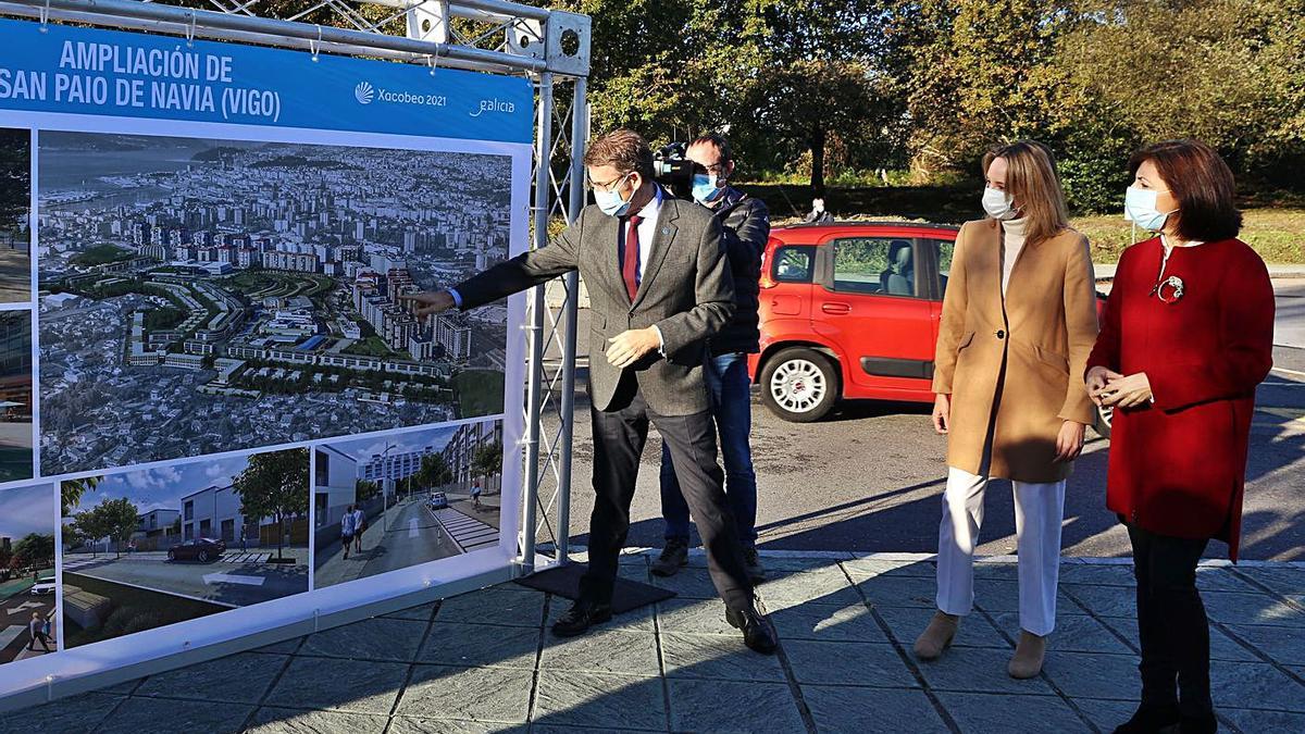 Puesta en valor en Navia de la inversión autonómica. Durante su visita a San Paio de Navia el presidente de la Xunta, Alberto Núñez Feijóo, puso ayer en valor la inversión del Ejecutivo autonómico en Vigo. Arropado por la conselleira de Medio Ambiente, Territorio e Vivenda, Ángeles Vázquez; el director del IGVS, Heriberto García; y la delegada autonómica, Marta Fernández-Tapias, el responsable de San Caetano recordó actuaciones como la Cidade da Xustiza, el albergue de peregrinos, el centro de salud de Bouzas o la estación de buses. Garantizó además que las cuentas de 2021 recogerán los fondos para la ampliación del Ifevi.  | R. GROBAS