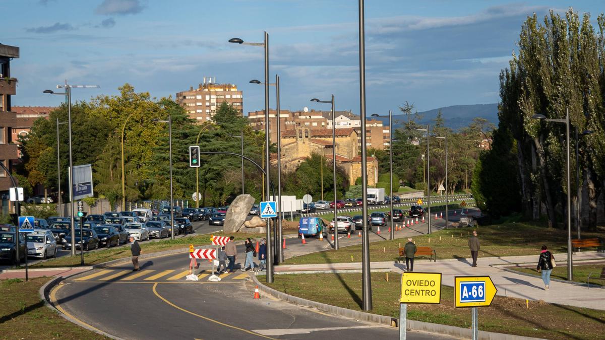 El Bulevar de Santullano durante las obras las obras de la glorieta ya finalizadas.