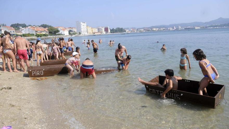 La playa de A Covacha durante los barcaños de las fiestas de San Fidel.