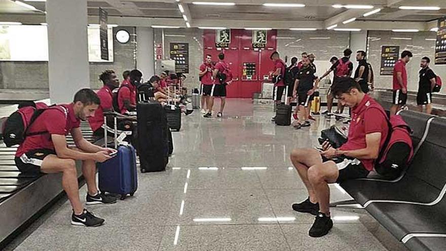 La plantilla espera sus maletas a la llegada, ayer a las 15 horas, al aeropuerto de Son Sant Joan.