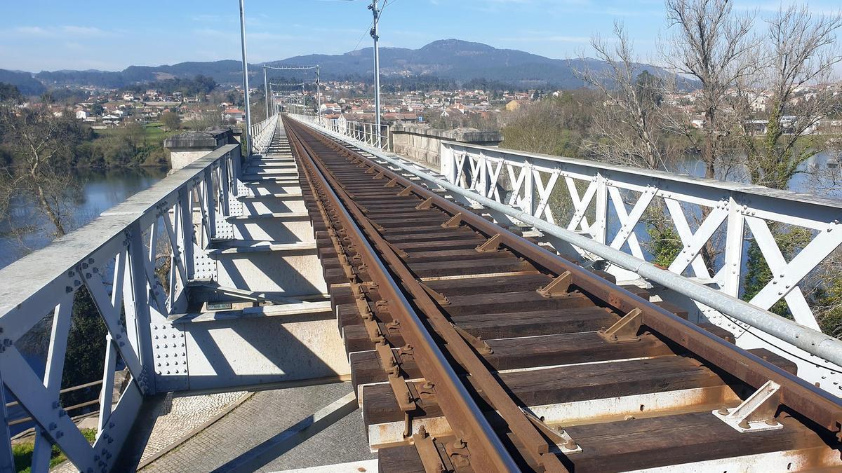 Vías del puente internacional sobre el río Miño entre Valença y Tui.