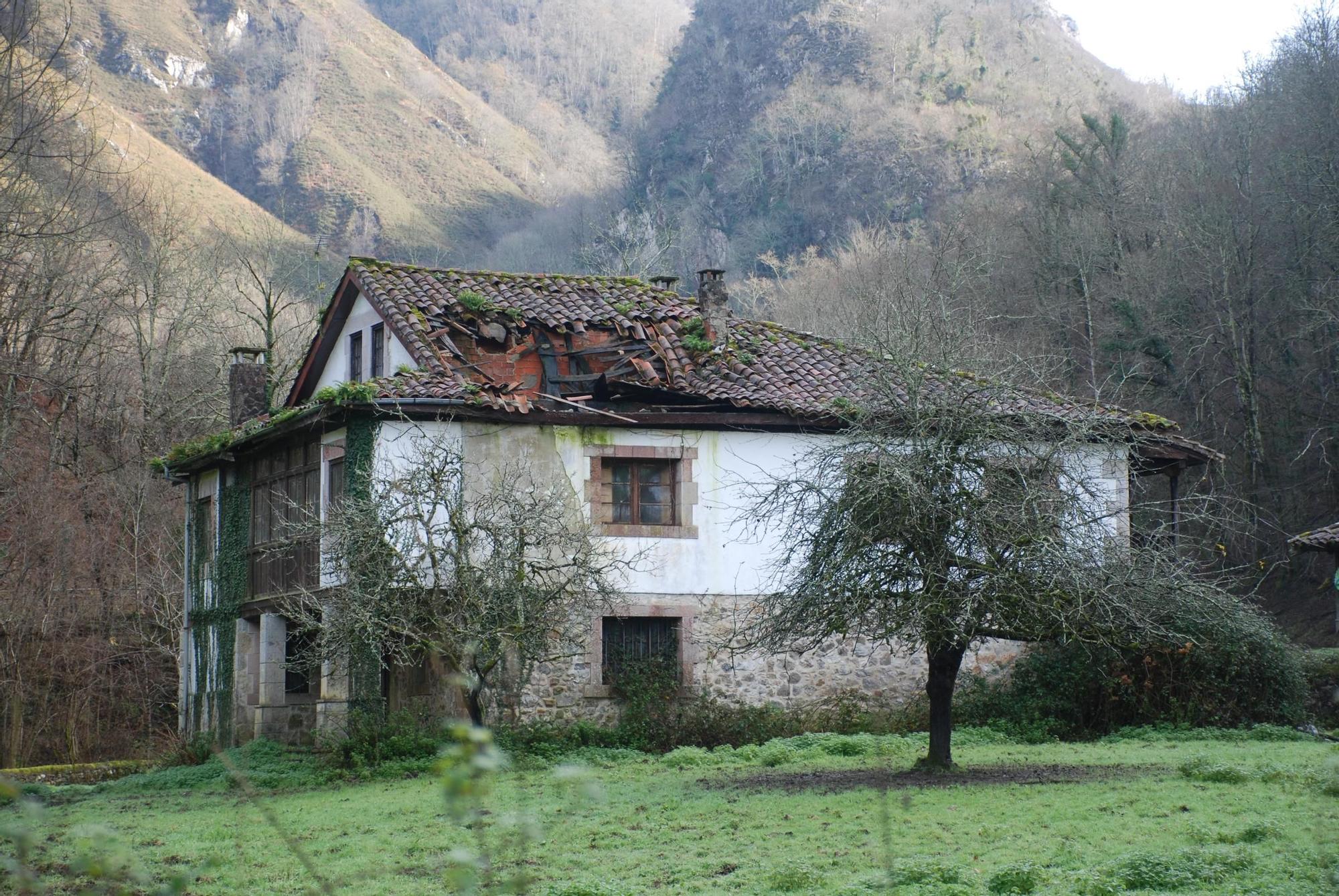 Abandono y dejadez en Covadonga: La casona de Les Llanes, en ruinas