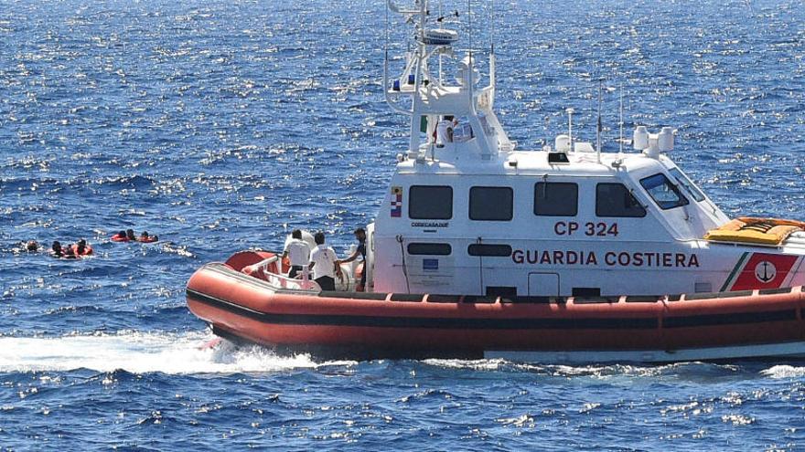 Un vaixell de salvament, al costat dels migrants que han saltat a l&#039;aigua